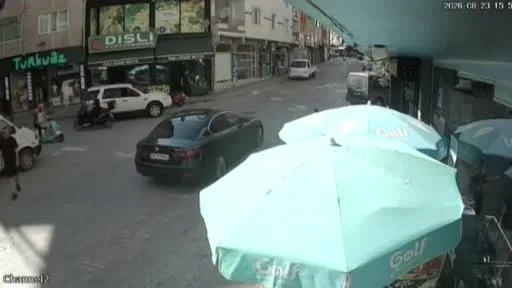 Kavşakta otomobilin motosiklete çarptığı kaza kamerada: 1 yaralı