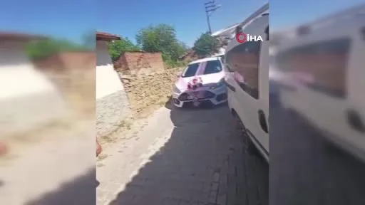 Gelin konvoyunun önünü kesen kadınlar yol ortasında tavla oynayıp, kahve içtiler