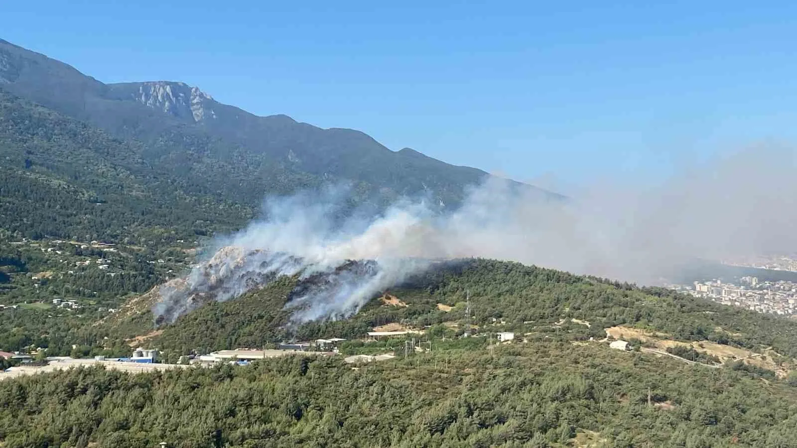 Bursa’da aynı anda 3 noktada yangın...Uludağ’ın etekleri yanıyor