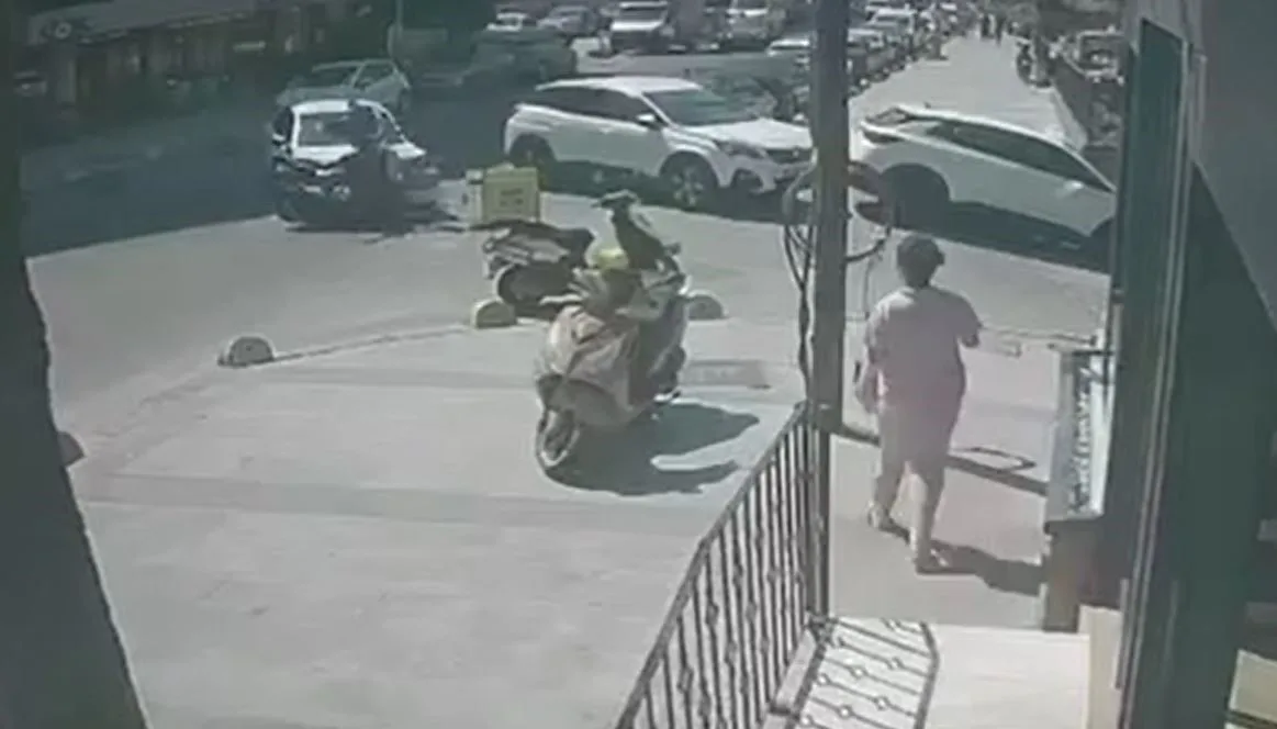 Küçükçekmece’de motosiklet ile otomobil çarpıştı: 1 kişi yaralandı