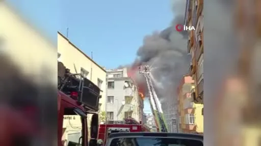 Gaziosmanpaşa’da 4 katlı binanın çatısında yangın