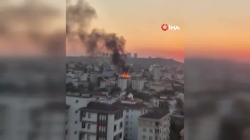 Ümraniye’de 5 katlı binanın çatısında çıkan yangın paniğe neden oldu