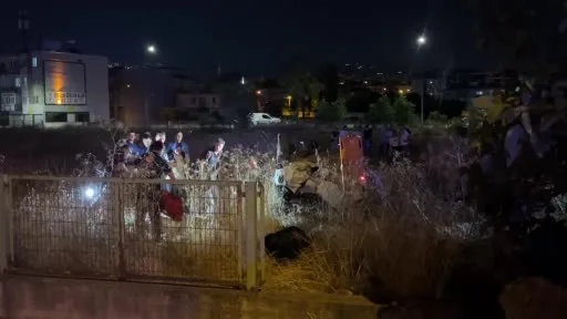 Direksiyon hakimiyetini kaybeden otomobil tarlaya uçtu: 5 yaralı