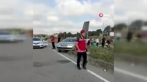 Hafif ticari ile otomobil çarpıştı, biri takla attı biri refüje çıktı: 2 yaralı
