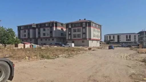 Ödemesini alamayan işçi, elektrik direğine çıktı