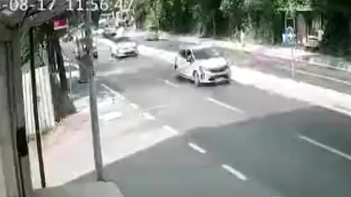 Yayaya çarpmamak için direksiyonu kırdı, kaldırımdaki yaşlı adam ve torunu yaralandı: Kaza anı kamerada