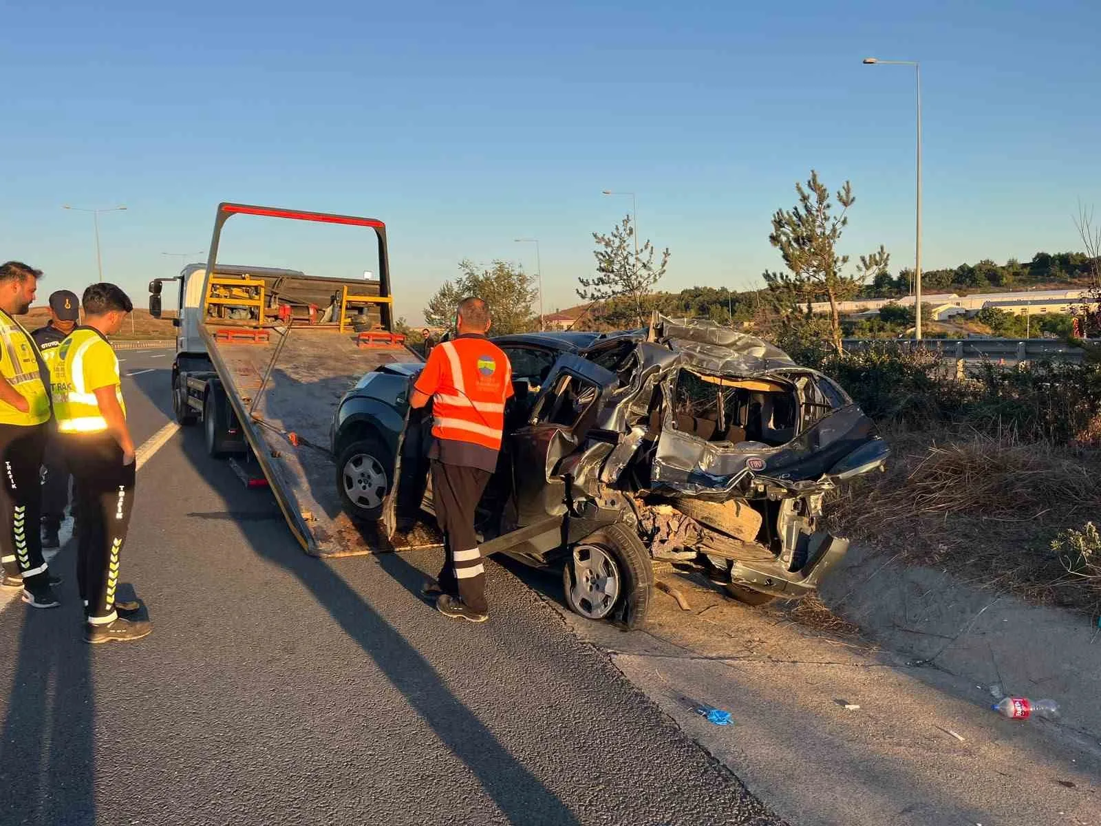 İstanbul Kuzey Marmara Otoyolu’nda seyir halindeki tır, hafif ticari araca çarptı: 6 yaralı