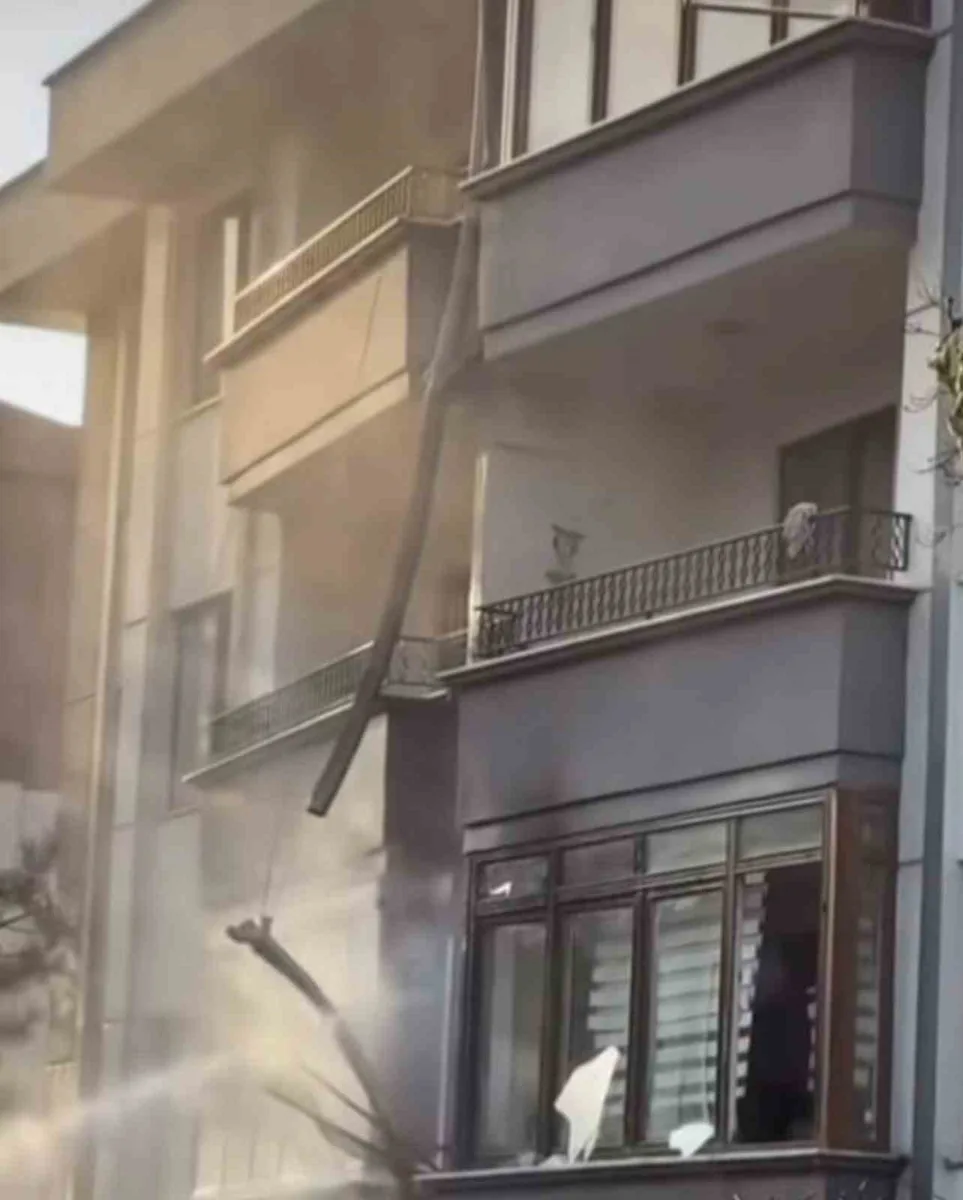 Elektrikli araç şarj istasyonunda çıkan yangın daireye sıçradı