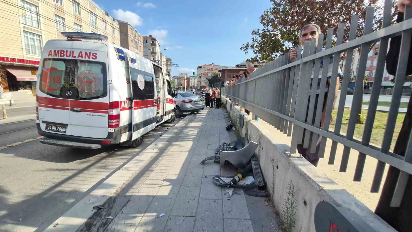 Güngören’de kaldırıma çıkan otomobil yayalara çarptı: 4 yaralı