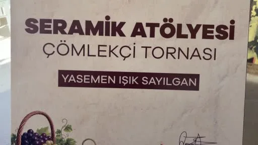 Minik eller çömlekçi tornasında toprağa şekil verdi