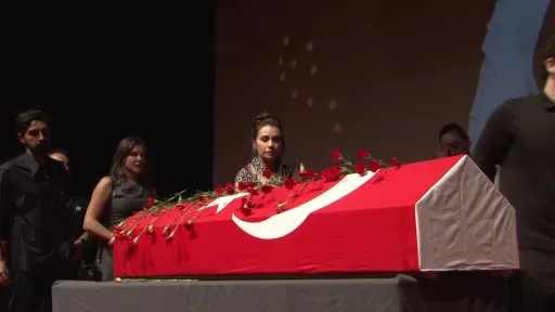 Özlem Esmergül, erkek arkadaşı Serhat Kılıç’ı gözyaşları içinde uğurladı