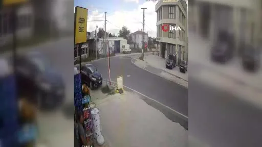Geri manevra yaparken "DUR" tabelasına çarptı, öfkesini tabeladan çıkardı