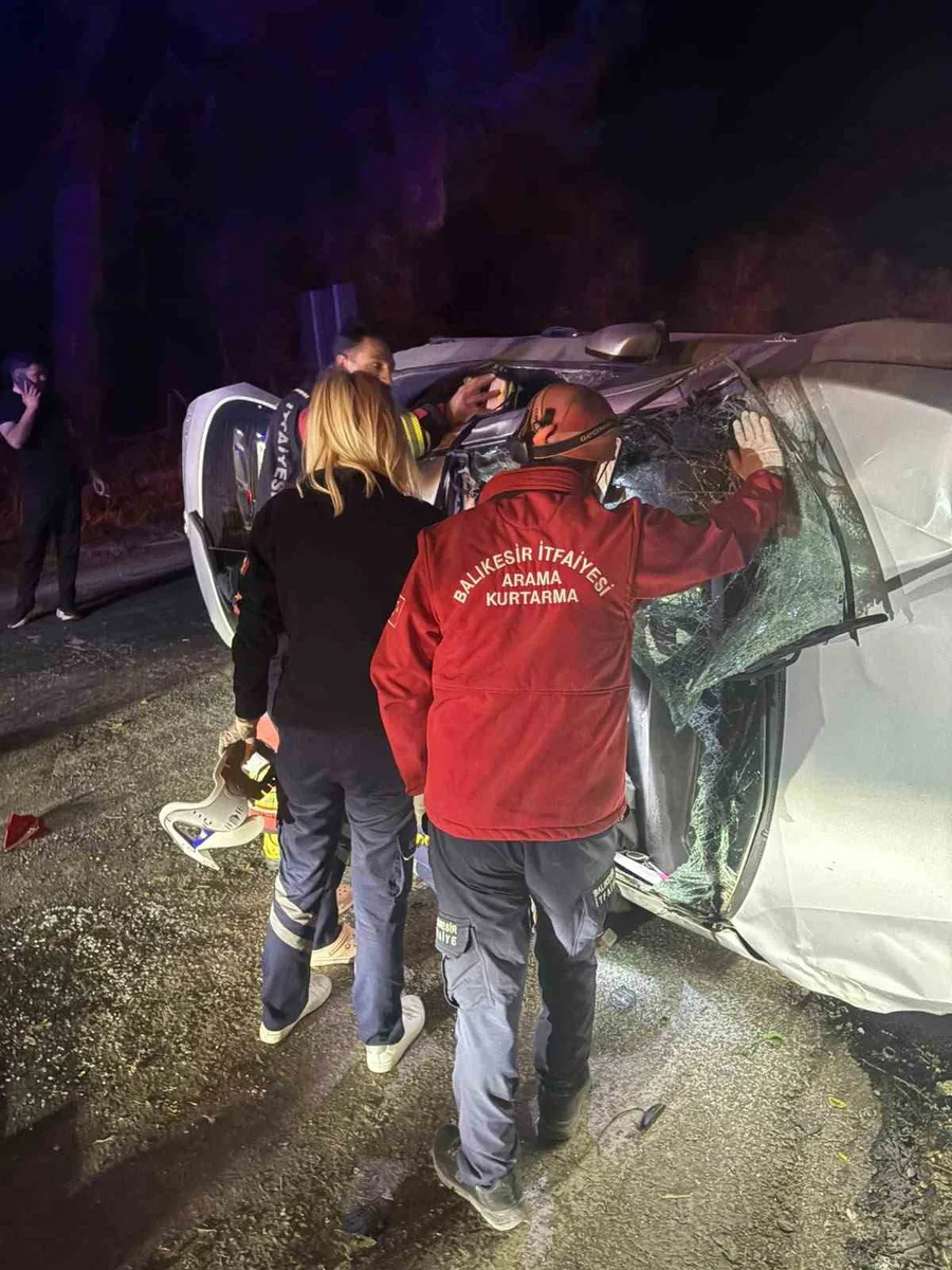 Balya’da otomobil şarampole uçtu: 2 yaralı