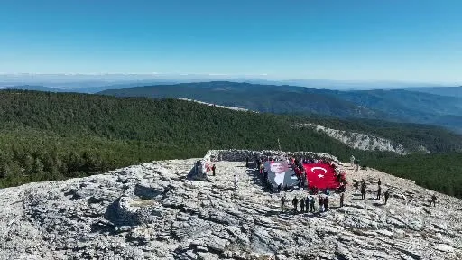 Kazdağları’nın zirvesinde bayrak yürüyüşü