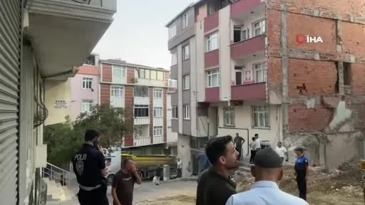 Sultangazi’de temel çalışması sırasında yan binanın temelinde kayma oldu