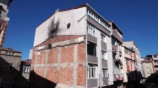 Sultangazi’de inşaat çalışması sırasında temelinde kayma olan bina havadan görüntülendi