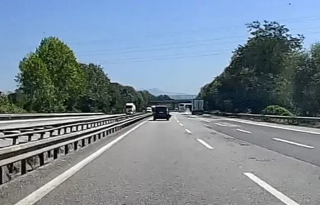 Otoyolda seyreden aracın tamponu koptu: O anlar kamerada