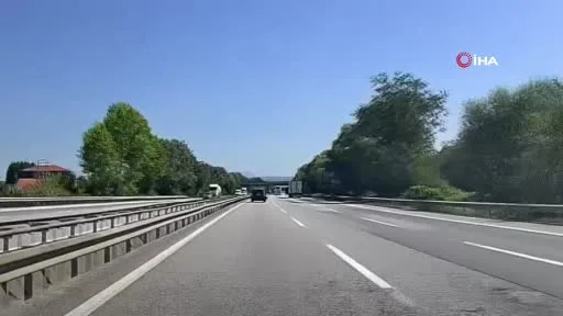 Otoyolda seyreden aracın tamponu koptu: O anlar kamerada