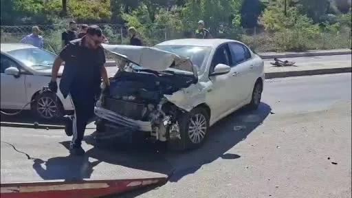 Sancaktepe’de beton pompa aracı karşı şeride geçerek 3 araca çarptı: 5 yaralı