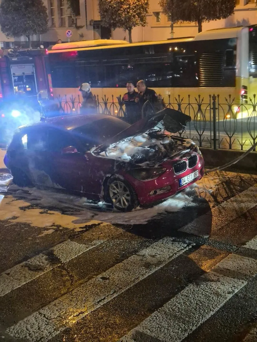 Fatih’te yanan otomobil hurdaya döndü