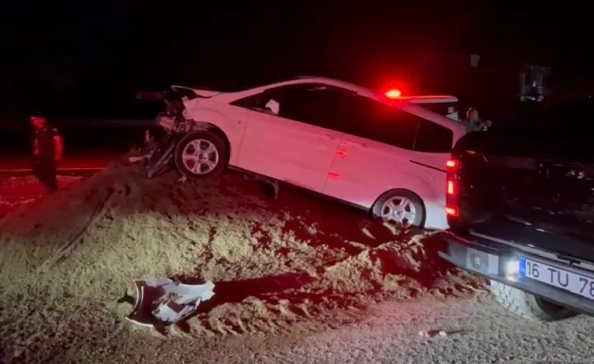Kontrolden çıkan otomobil kum rampada asılı kaldı