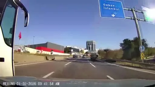 Ani şerit değişikliği faciaya davetiye çıkardı: Kazaya ramak kala