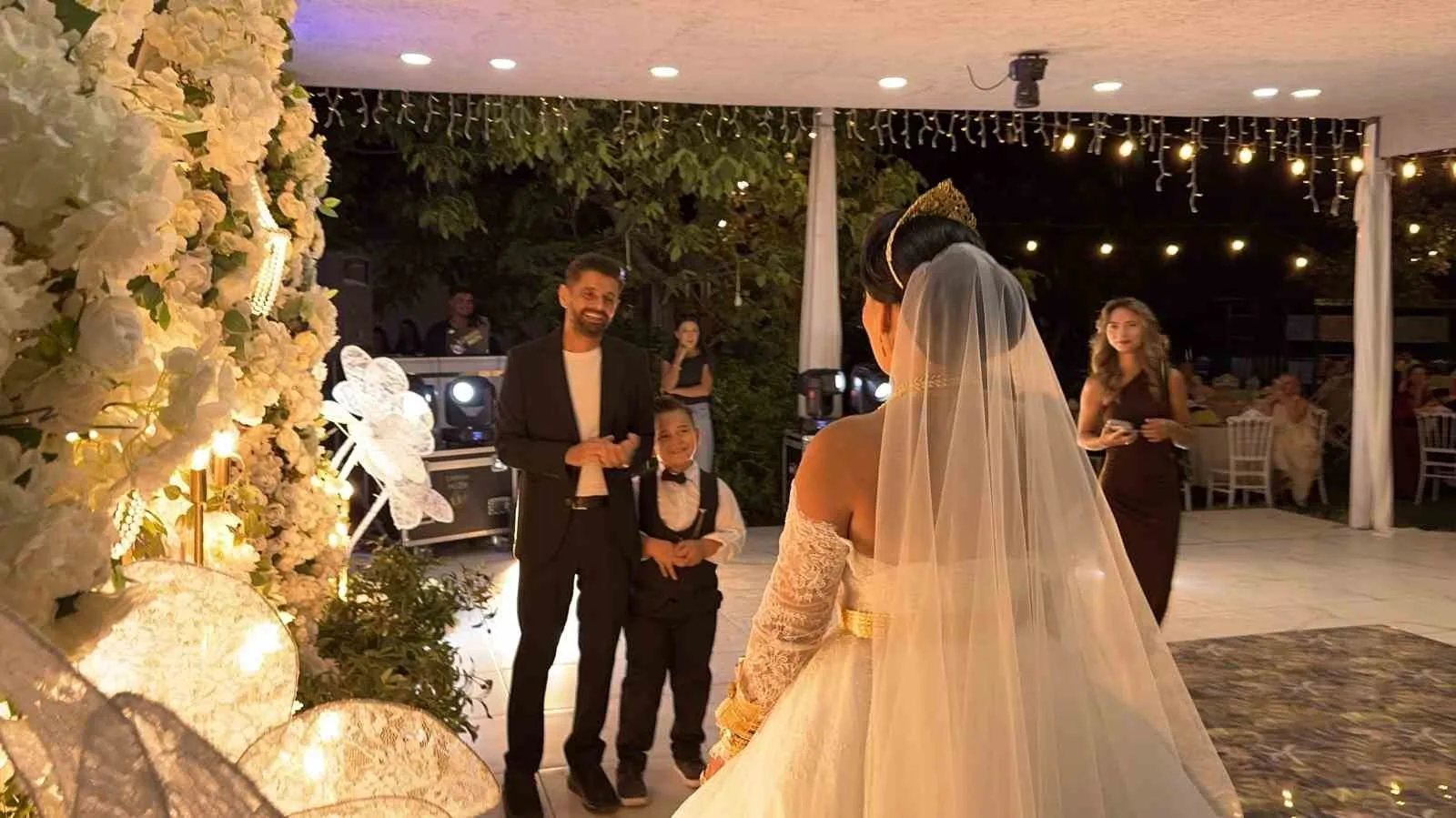 10 yıllık evlilikte sürpriz: Yeniden gelinlik giyip nikah tazeledi