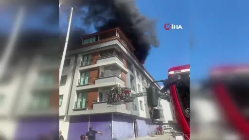 Avcılar’da tadilat sırasında çıkan yangın çatıyı sardı