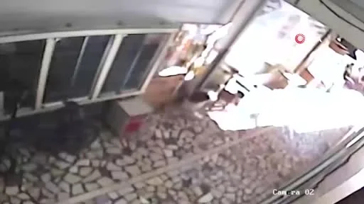 Küçükçekmece’de polisle silahlı saldırgan arasında nefes kesen kovalamaca kamerada