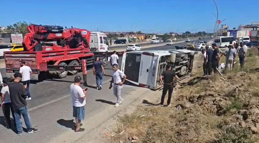 Çerkezköy’de yolcu minibüsü direği devirdi yan yattı: 1 bebek 2 çocuk yaralandı