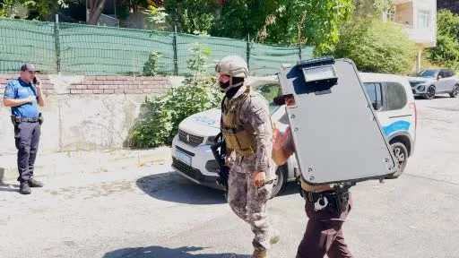 Maltepe’de ev sahibi ile işletmeci arasında silahlı gerginlik: Olay yerinde çok sayıda yaralı var