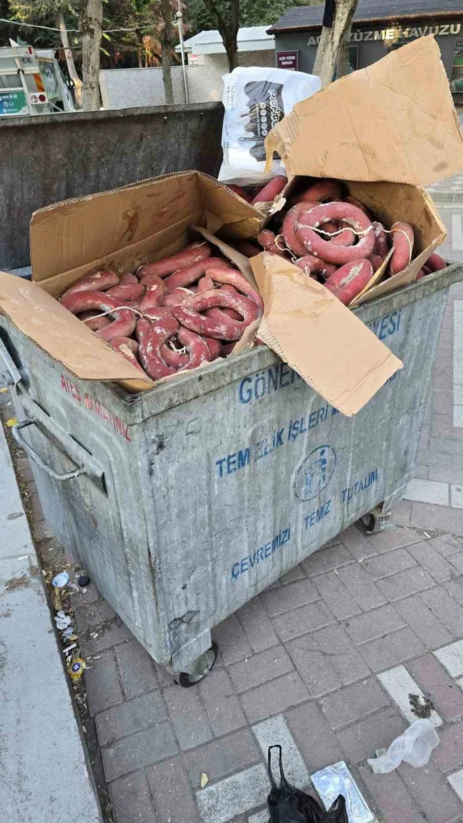 Gönen’de fuar sonrası çöp konteynerinde sucuklar bulundu