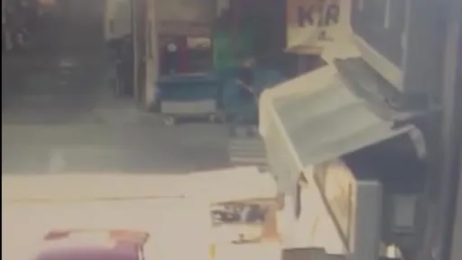 Beyoğlu’nda ticari taksi yaya geçidinde yayaya çarptı