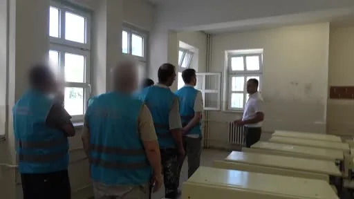 Cezalarını okullardaki sınıfları boyayarak çektiler