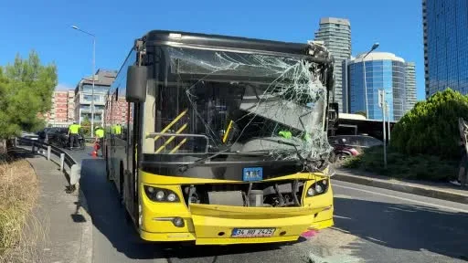 Beşiktaş’ta İETT otobüsüyle iş makinesi çarpıştı:1’i ağır 5 yaralı