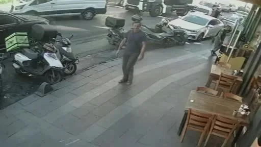Küçükçekmece’de kadının su tankerinin altında kaldığı kaza anı kamerada