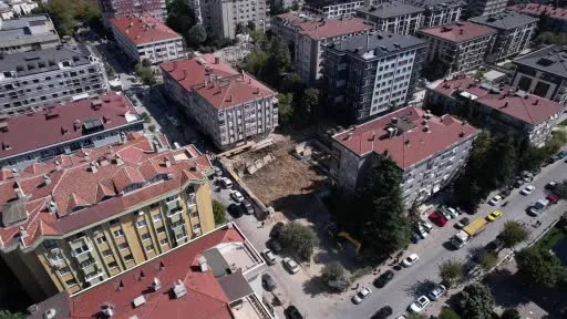 Bahçelievler’de 5 katlı binanın istinat duvarı çöktü