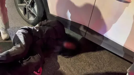 Polise direnen, gazeteciye tüküren alkollü kadın tutuklandı