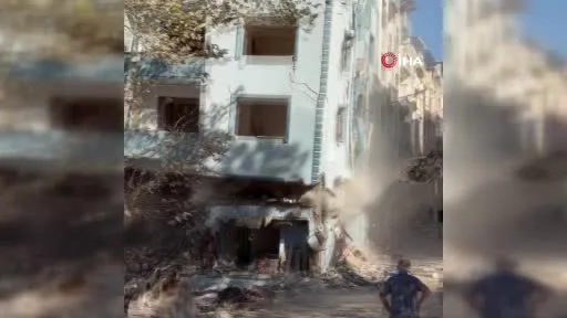 Altı katlı apartman yıkım sırasında böyle çöktü