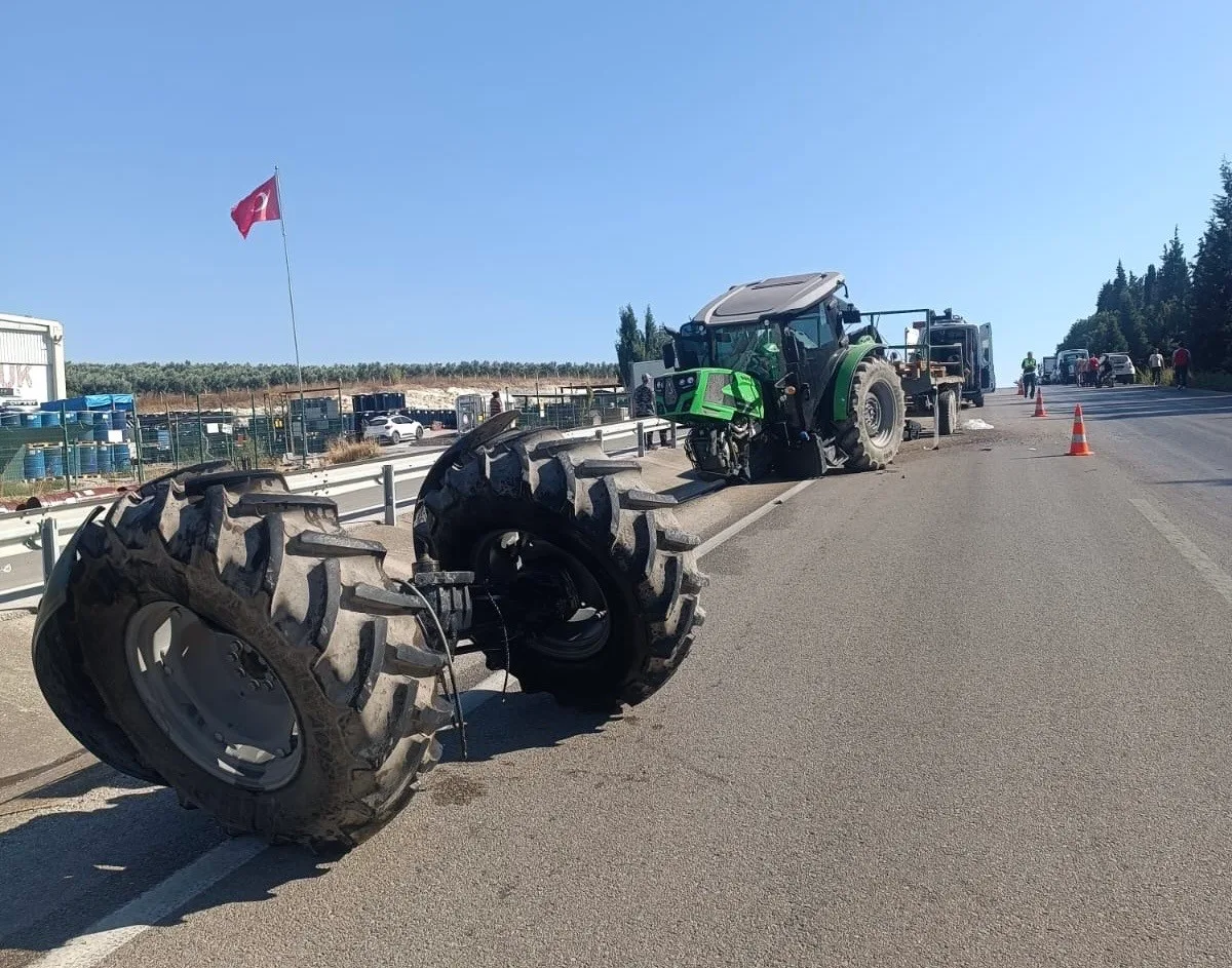 Bandırma’da kamyon traktöre çarptı