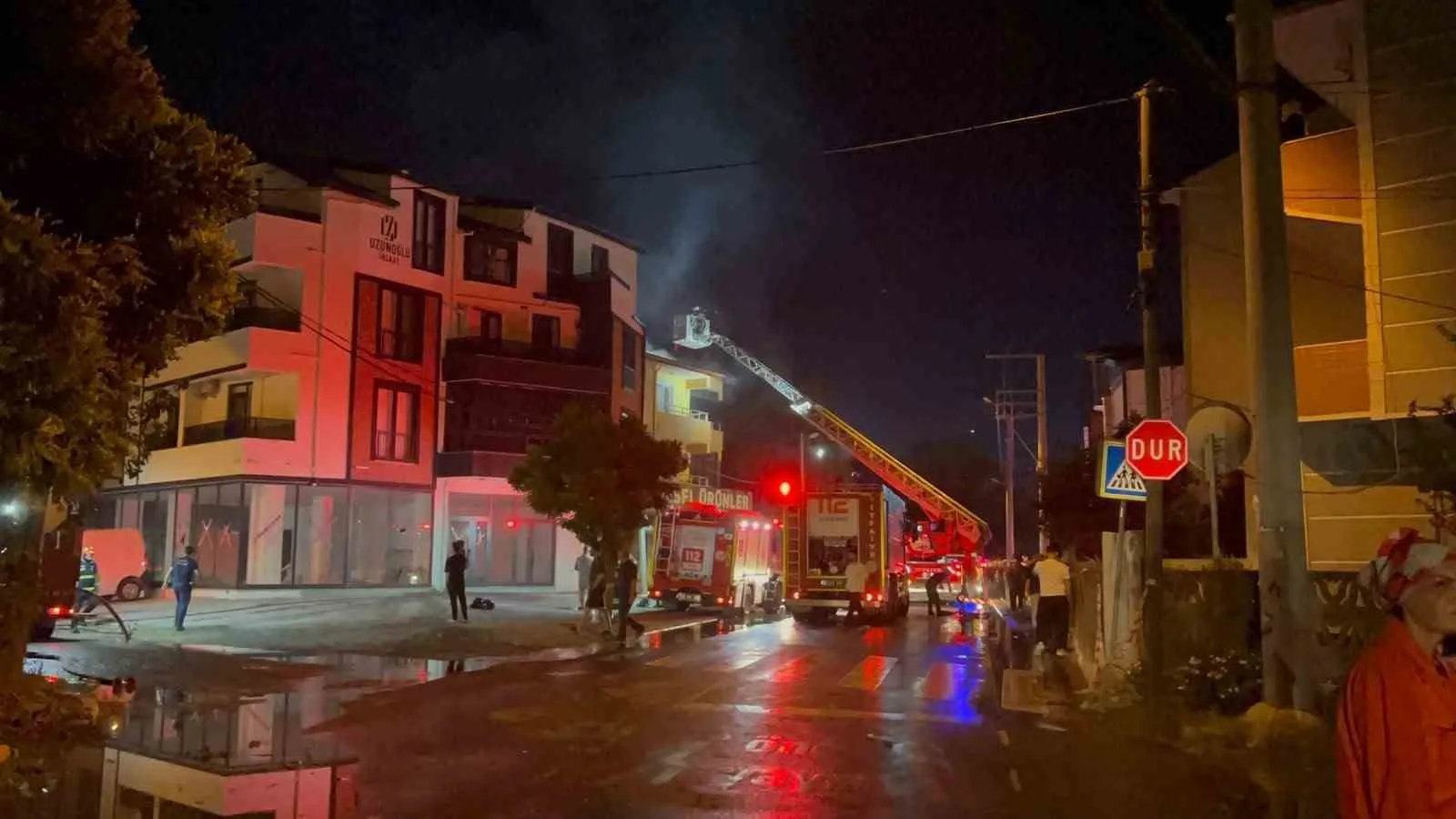 Çardakta çıkan yangın 3 katlı binaya sirayet etti: 1 kişi yaralandı