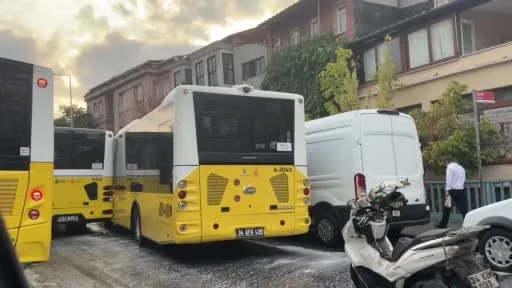Şişhane’de iki İETT otobüsü çarpıştı: Yola dökülen yağ sürücülere zor anlar yaşattı