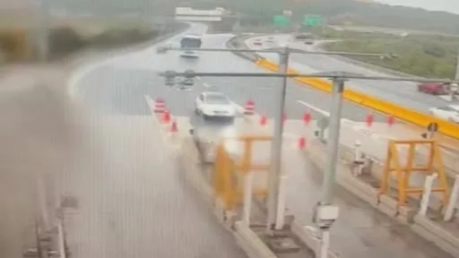 Kuzey Marmara Otoyolu’nda otobüsün bariyere çarparak yanma anı anı kamerada