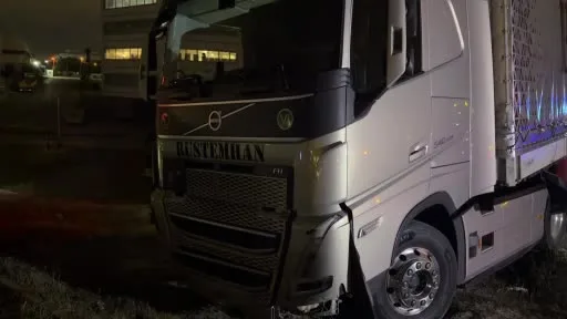 Yoldan çıkan tır bariyerleri aştı, sürücü kayıplara karıştı