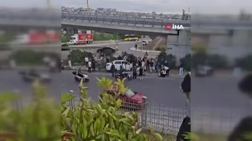 Küçükçekmece’de bisikletliye çarpmamak için manevra yapan araç bariyerlere çarptı: 4 yaralı