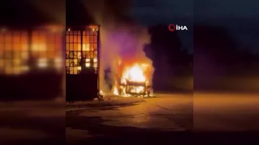 Dükkandan yükselen alevler otomobile sıçradı