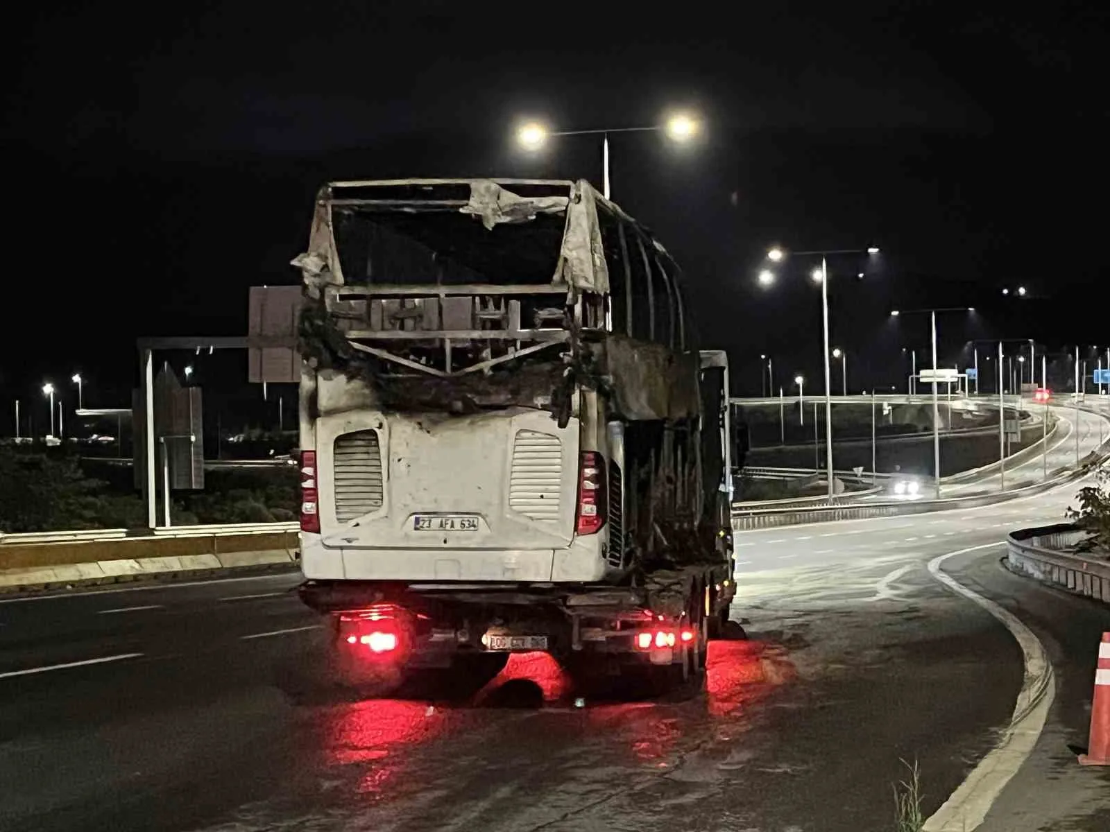 Yanan otobüste hayatını kaybedenlerin cesetleri Adli Tıp Kurumu’na kaldırıldı