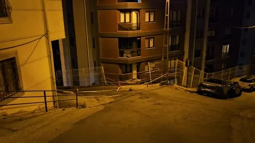 Eyüpsultan’da alkollü sürücü binaya çarptıktan sonra bahçeye uçtu: 2 yaralı