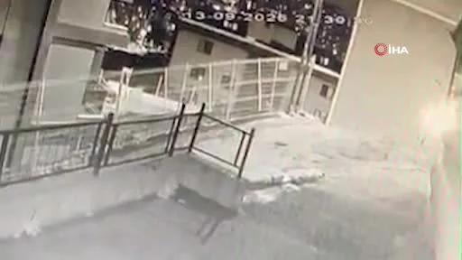 Eyüpsultan’da 3. kata çarpan aracın bahçeye düştüğü anlar görüntülendi