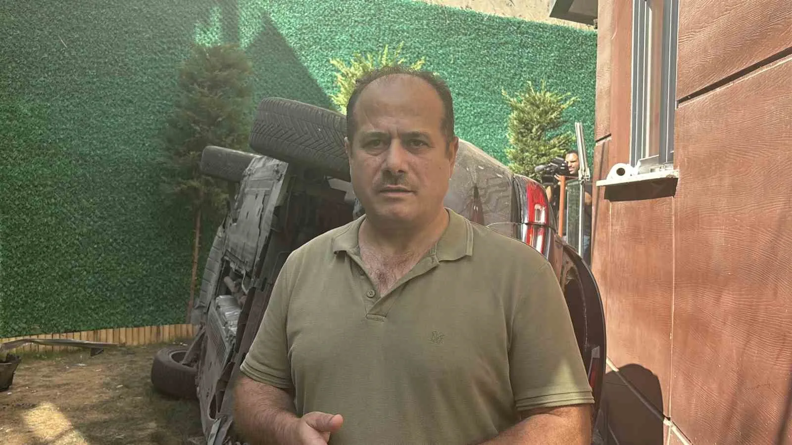Eyüpsultan’da otomobil bahçeye uçtu, gün ağarınca ortalığın savaş alanına döndüğü görüldü